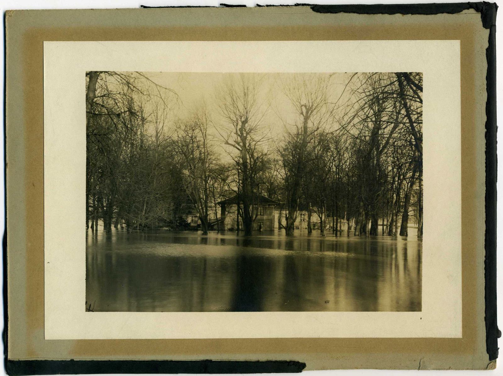 Inondations de 1910 - Maison de garde et bureau de la conservation du bois de Boulogne