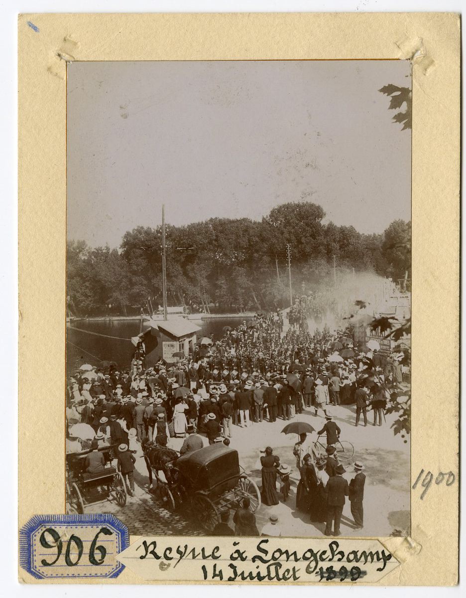 Le pont, retour des troupes après la revue du 14 juillet 1900