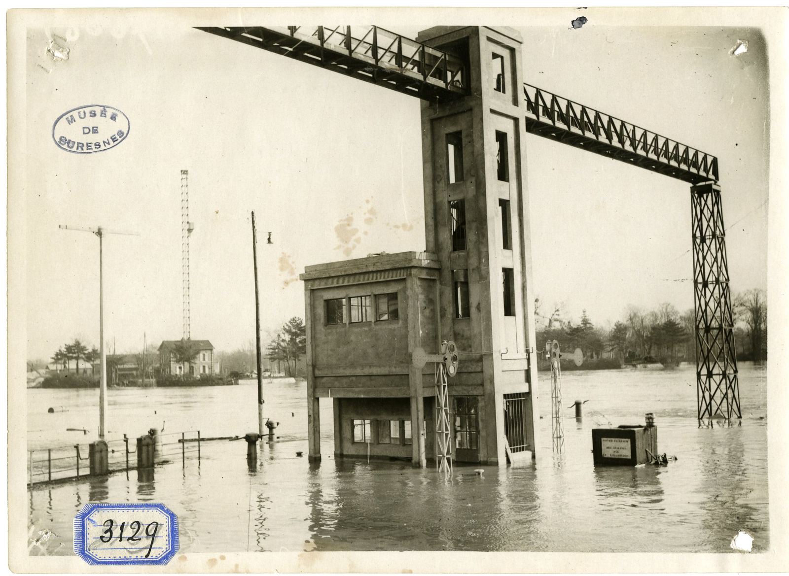 Les écluses de Suresnes, inondations de décembre 1930