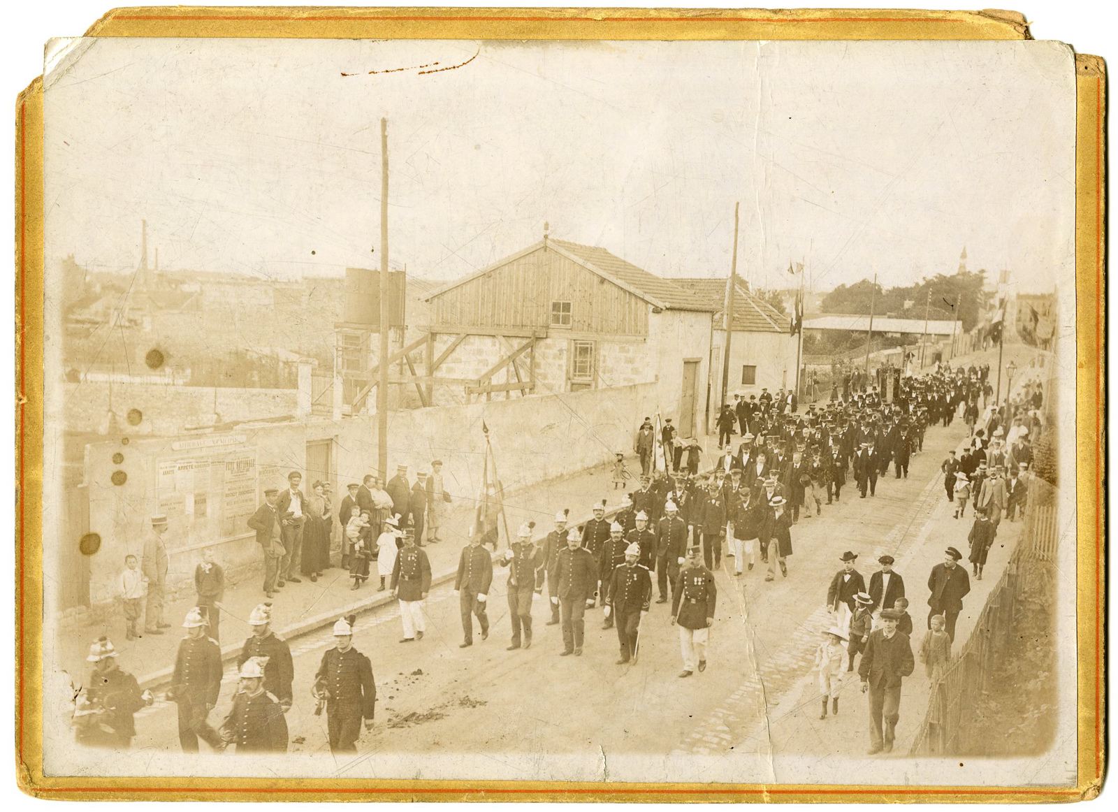 Cortège se rendant au monument aux morts en 1894 ou 1895
