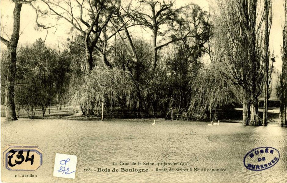 La crue de la Seine, 30 janvier 1910. Bois de Boulogne. Route de Sèvres à Neuilly inondée