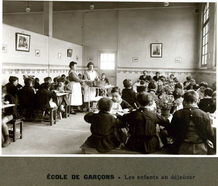 Ecole de garçons - Les enfants au déjeûner