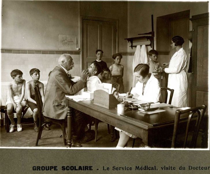 Groupe scolaire - Le Service Médical, visite du Docteur