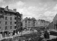 Vue de la cité-jardins en construction (Titre fictif)