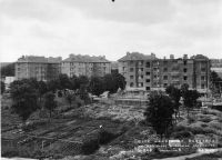 Vue de la cité-jardins en construction (Titre fictif)