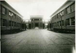 Ecole primaire Aristide Briand de la cité-jardins - Cour d'honneur (Titre fictif)