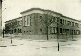 Ecole primaire Aristide Briand de la cité-jardins - Façade à l'angle de l'avenue Wilson et du boulevard Briand (Titre fictif)