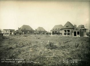 Ecole maternelle Wilson de la cité-jardins en construction (Titre fictif)
