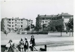 Vue de la cité-jardins avec groupe d’enfants au premier plan (Titre fictif)