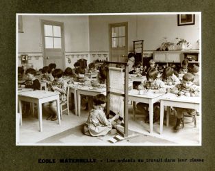 Ecole maternelle - Les enfants au travail dans leur classe
