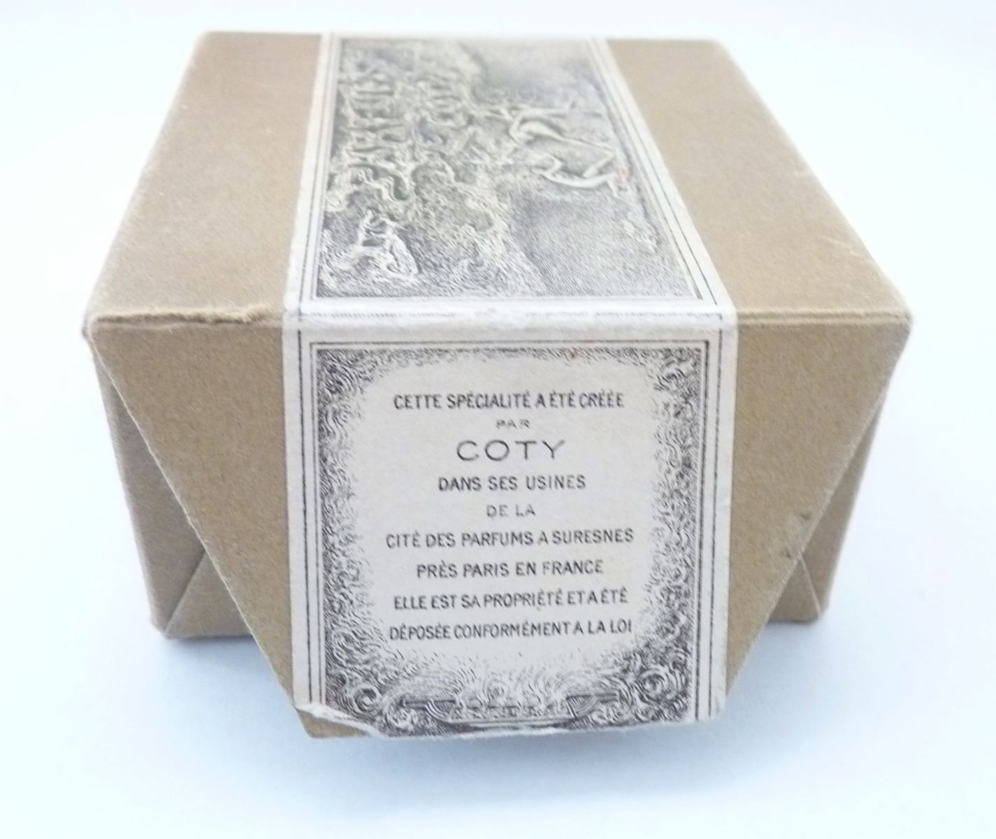 Emballage avec graphisme Lalique de COTY