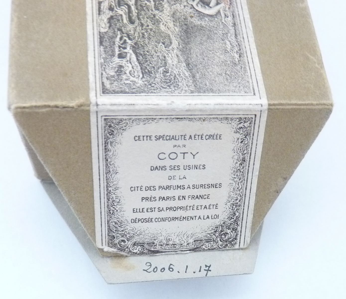 Emballage avec graphisme Lalique de COTY