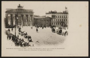 Paris-Berlin automobile en 1901 - Arrivée des Touristes à Berlin par la porte de Brandebourg réservée jusque-là à l'empereur et aux défilés militaires