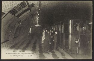 Paris - Vue intérieure d'une gare souterraine du Métropolitain