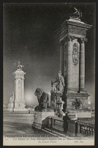 Exposition décennale de l'automobile (Novembre 1907) - Les pylones du pont Alexandre, éclairés, par les illuminations du Grand Palais