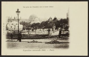 Vue prise du Trocadéro vers le globe terrestre