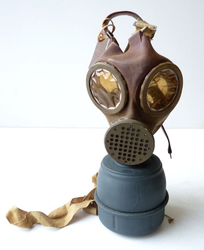 Oeuvre : Précisions - métallurgie ; vie militaire ; ethnologie,masque ,(2011.0.266.2)Masque à gaz C38 taille enfant