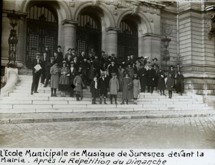 L'école municipale de Musique de Suresnes devant la Mairie. Après la répétition du dimanche. ; © Jean-Gabriel LOPEZ