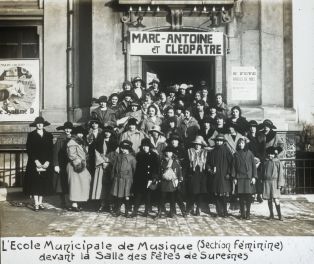 L'école municipale de Musique (section féminine) devant la Salle des Fêtes de Suresnes. ; © Jean-Gabriel LOPEZ