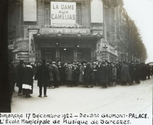 Dimanche 17 décembre 1922. Devant Gaumont-Palace. L'école municipale de musique de Suresnes. ; © Jean-Gabriel LOPEZ