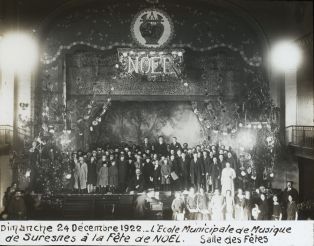 Dimanche 24 décembre 1922. L'école municipale de musique de Suresnes à la fête de Noël. Salle des fêtes ; © Jean-Gabriel LOPEZ
