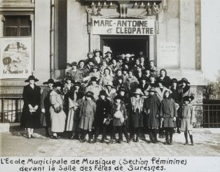 L'école Municipale de Musique (Section féminine). Devant la Salle des Fêtes de Suresnes. ; © Jean-Gabriel LOPEZ