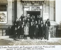 L'Ecole municipale de Musique (section masculine) devant ...