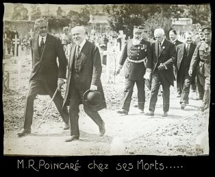 M. R. Poincaré chez ses Morts... ; © Jean-Gabriel LOPEZ