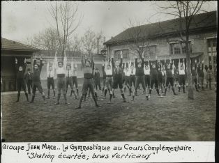 Groupe Jean Macé. La Gymnastique au Cours Complémentaire. "Station écartée; Bras verticaux" ; © Jean-Gabriel LOPEZ