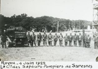 Royan 4 juin 1922. La compagnie des Sapeurs-Pompiers de Suresnes. ; © Jean-Gabriel LOPEZ
