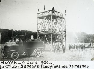 Royan 4 juin 1922. La compagnie des Sapeurs-Pompiers de Suresnes. ; © Jean-Gabriel LOPEZ
