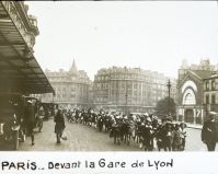 Paris. Devant la Gare de Lyon.