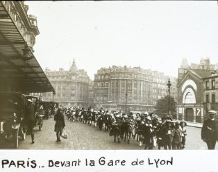 Paris. Devant la Gare de Lyon. ; © Jean-Gabriel LOPEZ