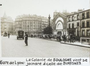 Gare de Lyon : la colonie de Boulogne vient se joindre à celle de Suresnes. ; © Jean-Gabriel LOPEZ