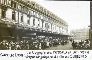 Gare de Lyon : la colonie de Puteaux à droite, est venue se joindre à celle de Suresnes. ; © Jean-Gabriel LOPEZ