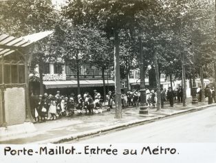 Porte Maillot. Entrée au métro ; © Jean-Gabriel LOPEZ