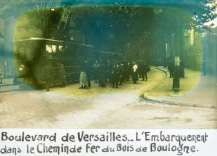 Boulevard de Versailles. L'embarquement dans le chemin de fer du Bois de Boulogne. ; © Jean-Gabriel LOPEZ