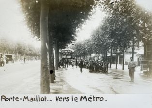 Porte Maillot, vers le Métro. ; © Jean-Gabriel LOPEZ