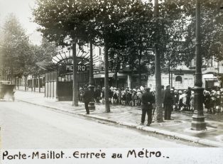 Porte Maillot - Entrée au Métro. ; © Jean-Gabriel LOPEZ
