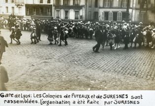 Gare de Lyon : Les colonies de Puteaux et Suresnes sont rassemblées. L'organisation a été faite par Suresnes. ; © Jean-Gabriel LOPEZ