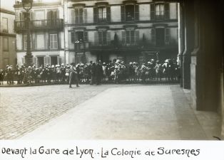 Devant la Gare de Lyon. La colonie de Suresnes . ; © Jean-Gabriel LOPEZ