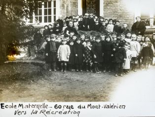 Ecole maternelle. 60 rue du Mont-Valérien. Vers la récréation. ; © Jean-Gabriel LOPEZ