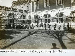 Groupe Jules Ferry. La gymnastique. Les sauts. ; © Jean-Gabriel LOPEZ