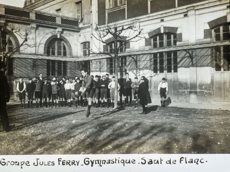 Groupe Jules Ferry. Gymnastique. Saut de flanc. ; © Jean-Gabriel LOPEZ