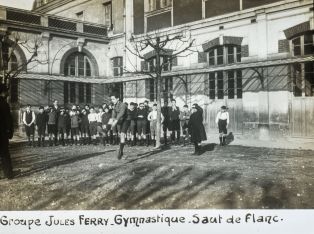 Groupe Jules Ferry. Gymnastique. Saut de flanc. ; © Jean-Gabriel LOPEZ