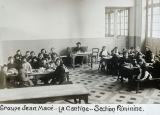 Groupe Jean Macé. La cantine. Section féminine. ; © Jean-Gabriel LOPEZ