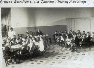 Groupe Jean Macé. La cantine. Section masculine. ; © Jean-Gabriel LOPEZ