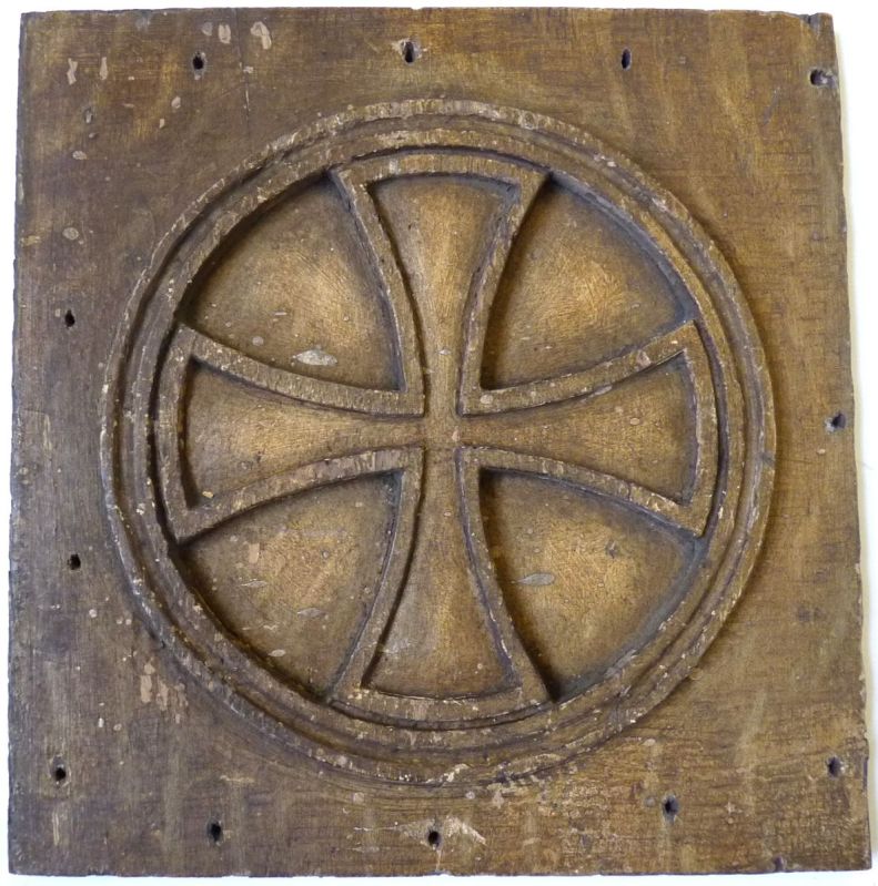 Croix de consécration de l'église Saint-Leufroy ; © Lucille PENNEL