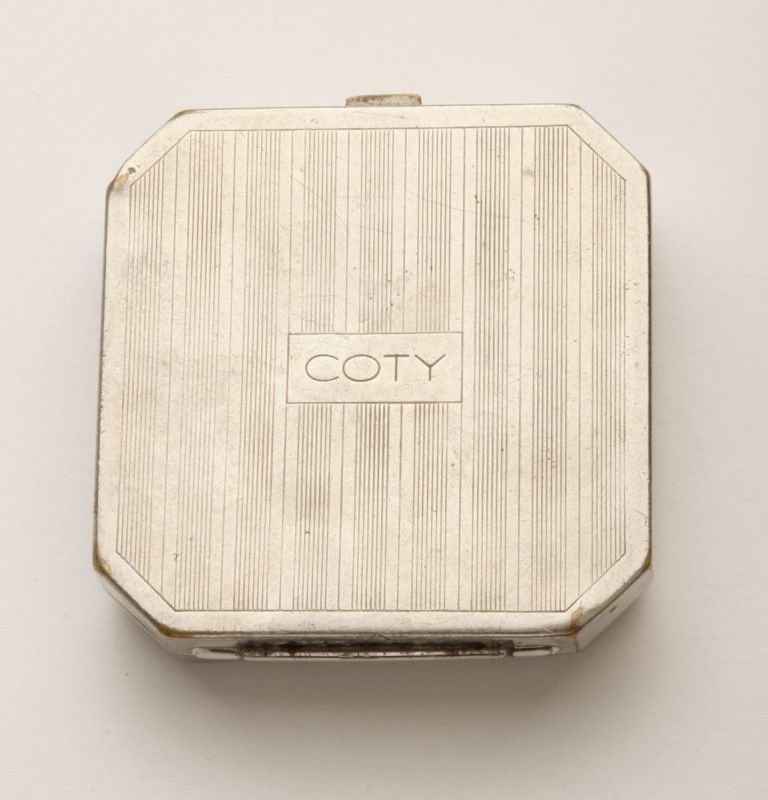 Boîte double pour fard à joues et poudre compacte de COTY ; © Audrey BONNET