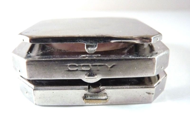 Boîte double pour fard à joues et poudre compacte de COTY ; © Audrey BONNET